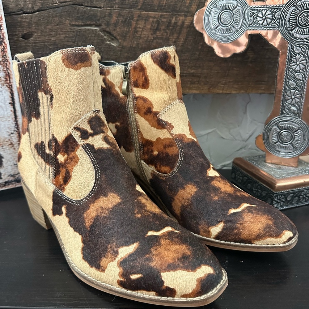 New Boutique Corky's Charming Cow Print Ankle Boots with Inside Zipper Closure - Picture 10 of 12